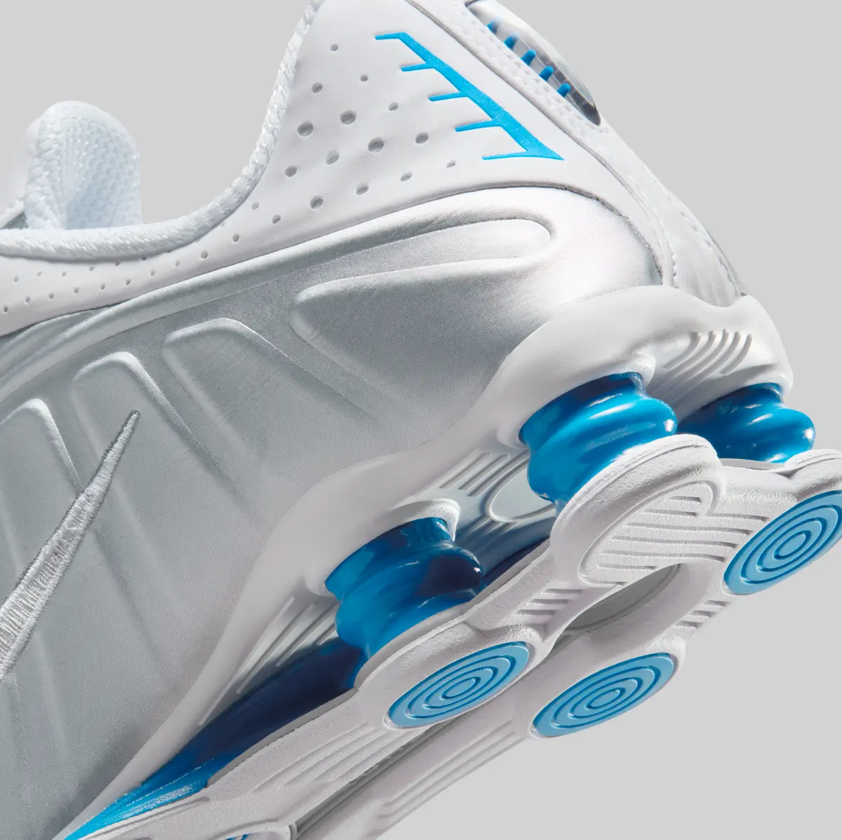 ナイキ ショックス R4 ホワイト/ブルーラグーン26.0 ナイキ ショックス R4 ホワイト/ブルーラグーン26.0 - メルカリ