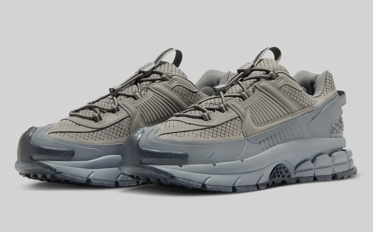NIKE ZOOM VOMERO ROAM / ナイキ ズーム ボメロ ローム Metallic