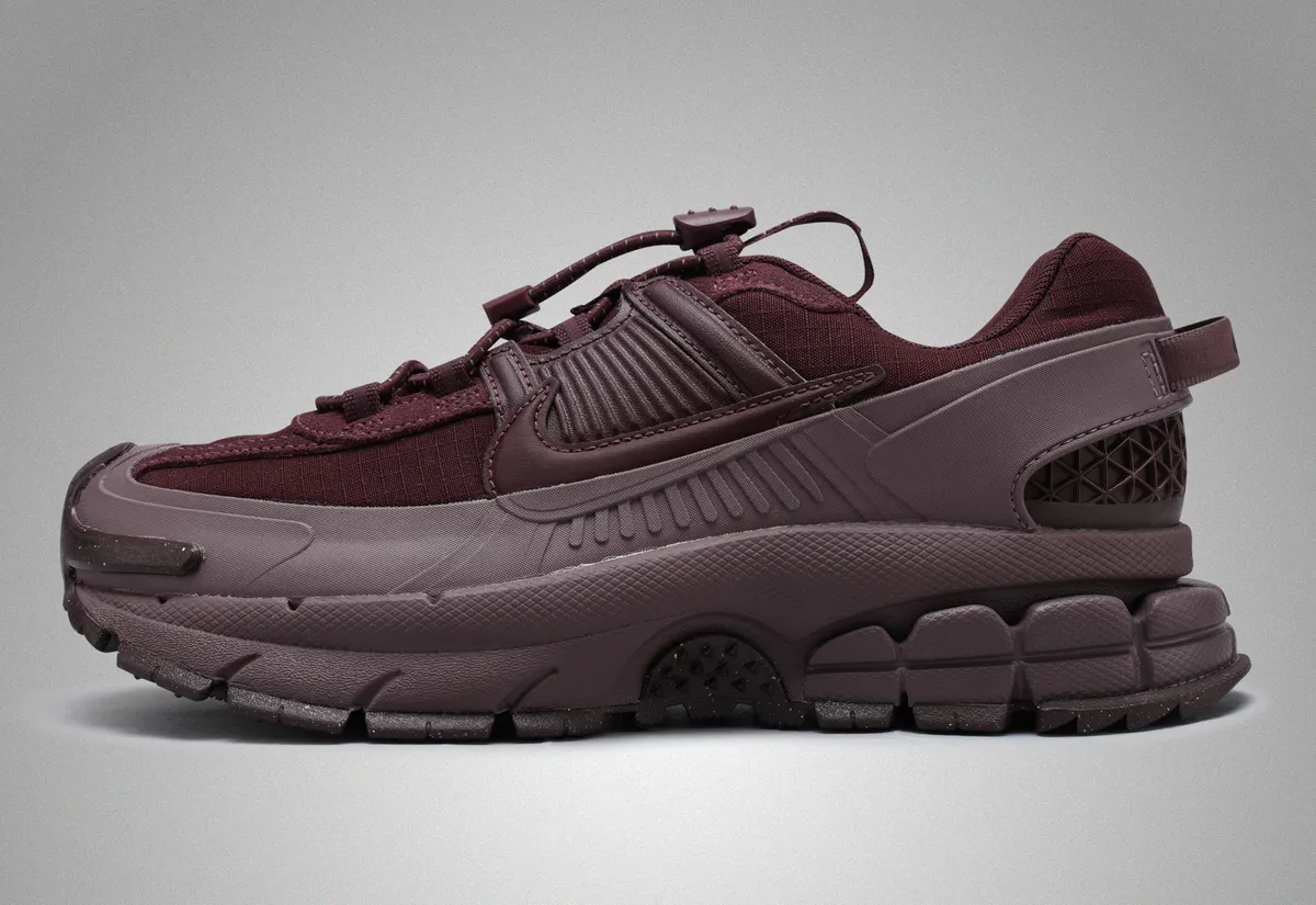 【超美品箱付き】NIKE VOMERO ROAM ナイキ　ズーム　ボレロ　ローム 超美品箱付き】NIKE VOMERO ROAM ナイキ ズーム ボレロ ローム - メルカリ