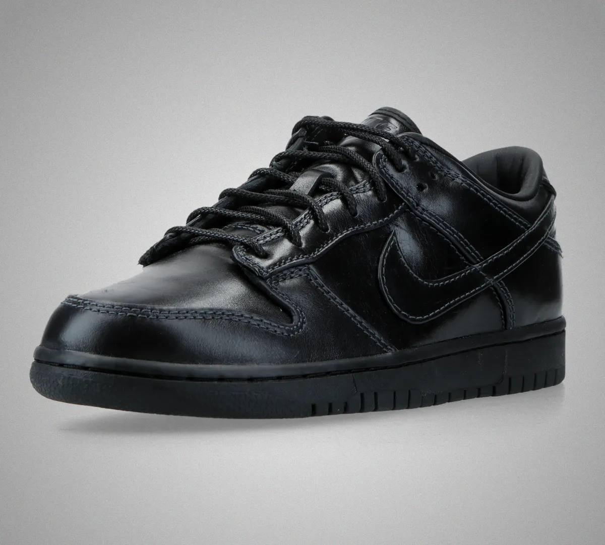Nike SB Dunk Low トリプルブラック triple black Nike SB Dunk Low Drops in 'Triple Black'