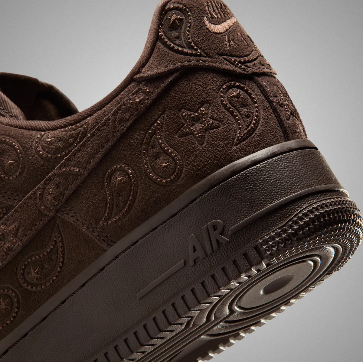 販売中 NIKE AIR FORCE 1 '07 LV8 / ナイキ エア フォース 1 '07 LV8