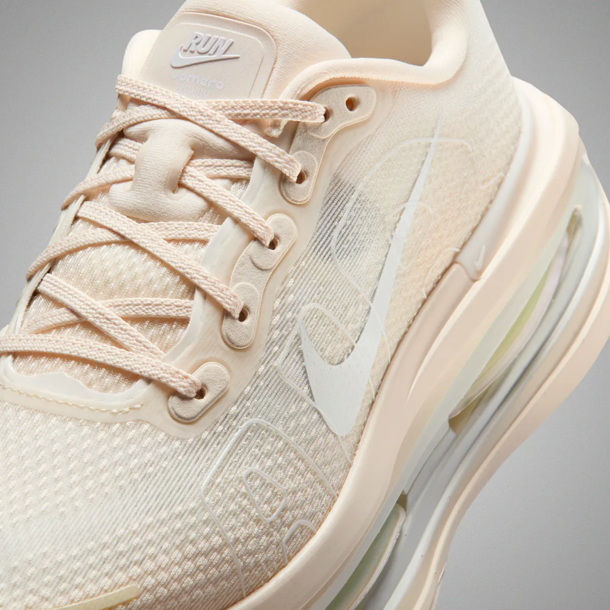 NIKE VOMERO PREMIUM / ナイキ ボメロ プレミアム Chalk Pale Ivory Summit White IQ8102-100