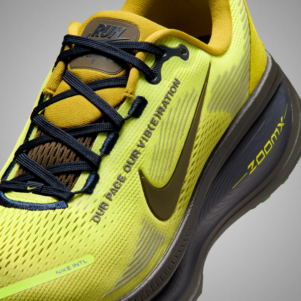 NIKE VOMERO 18 SE / ナイキ ボメロ 18 SE Sonic Yellow Peat Moss